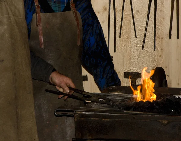 Mão Ferreiro Com Uma Bebida Quente — Fotografia de Stock