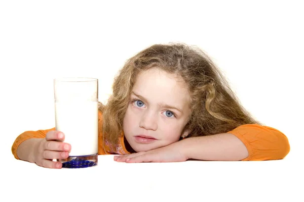 Kleines Mädchen Trinkt Milch Aus Einem Glas — Stockfoto