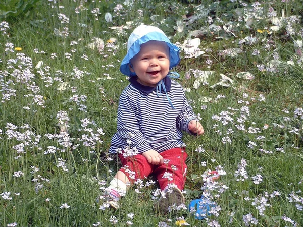 Liten Flicka Blomsterkrans — Stockfoto