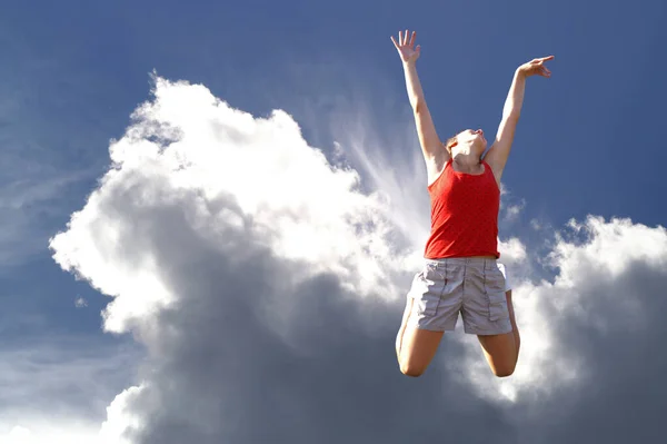 Mujer Joven Que Salta Contra Cielo — Foto de Stock