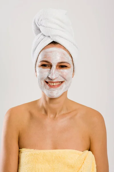 Jonge Vrouw Met Een Handdoek Haar Gezicht Masker Kop Van — Stockfoto