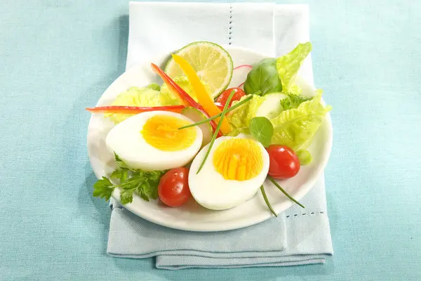 两个半蛋 配沙拉 — 图库照片