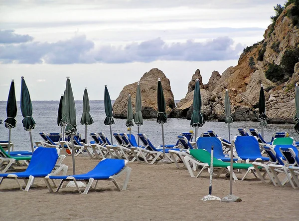 바다의 해변에 의자들 — 스톡 사진