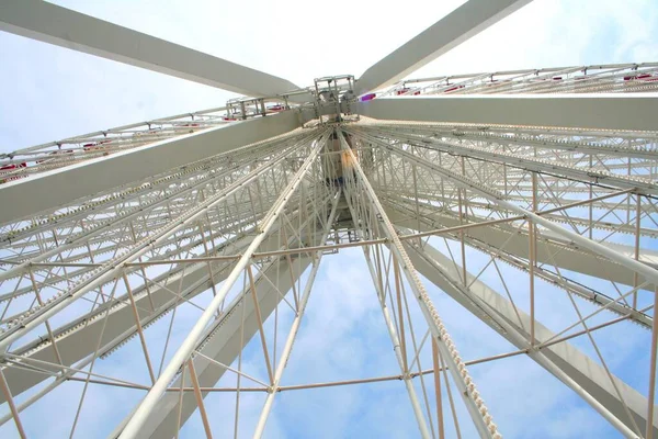 Dev Dönme Dolap Atlıkarınca Lunapark — Stok fotoğraf