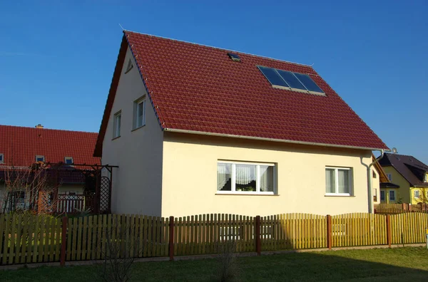 赤い屋根の近代的な家の眺め — ストック写真