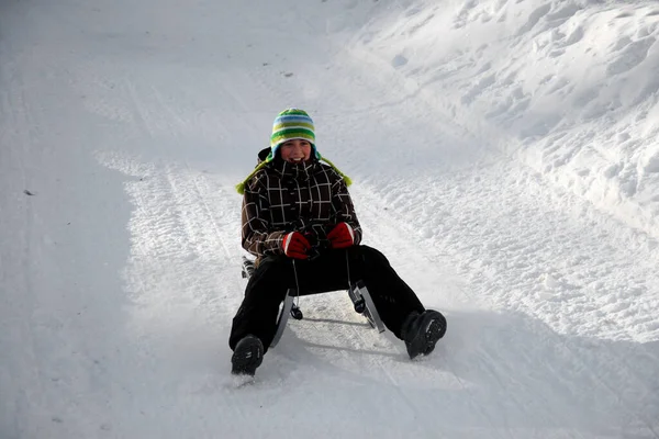 Giovane Abiti Invernali Uno Snowboard — Foto Stock