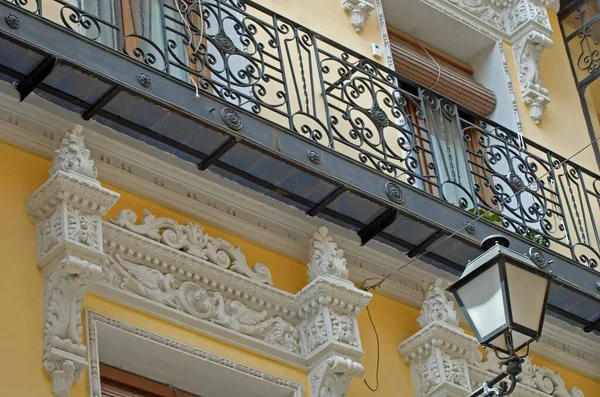 バルセロナ市内の建物のファサードは — ストック写真
