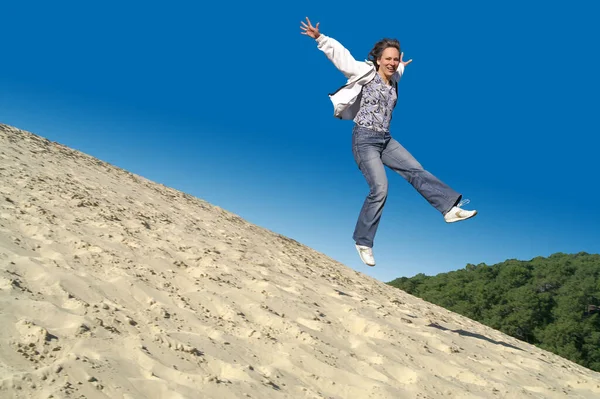 Νεαρή Γυναίκα Πηδάει Στην Κορυφή Του Λόφου — Φωτογραφία Αρχείου