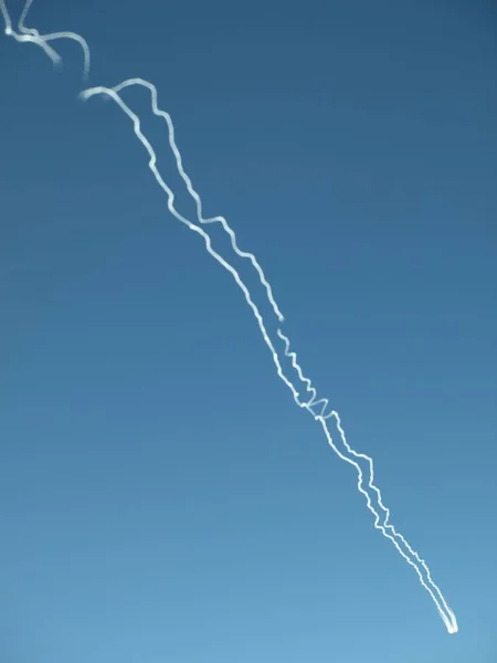 Kondenserande Ränder Den Blå Himlen — Stockfoto