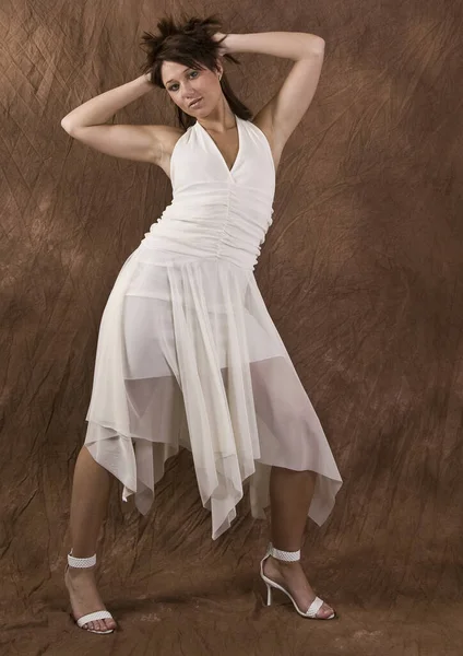 Junge Frau Mit Weißem Kleid — Stockfoto