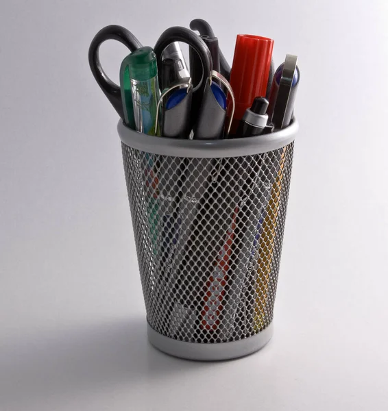 Metalleimer Mit Stiften Und Schreibwaren Auf Weißem Hintergrund — Stockfoto