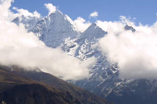 Himalaya Zirvesi Bulutlar Içinde — Stok fotoğraf