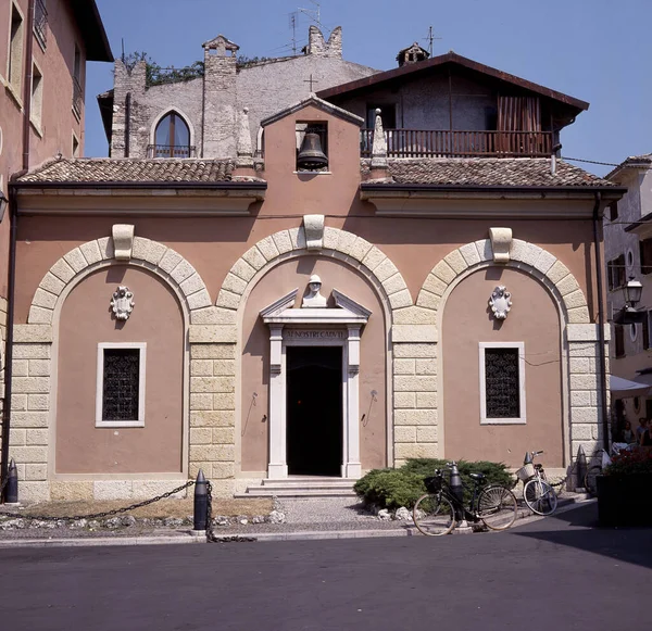 Church Torri Del Benaco Italy — стоковое фото