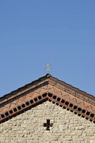教堂屋顶上的十字架 — 图库照片