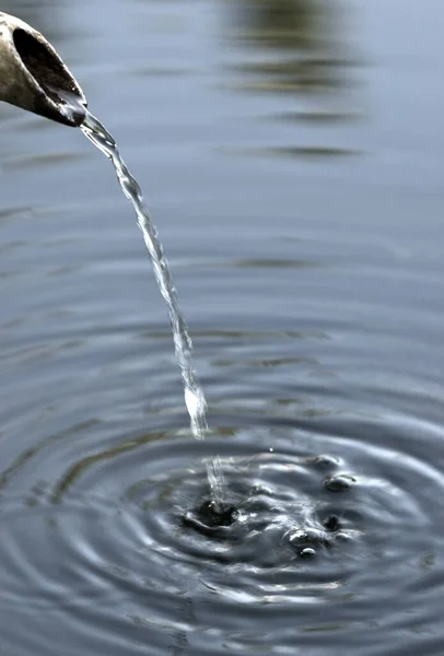 Wassertropfen Auf Der Oberfläche Des Flusses — Stockfoto