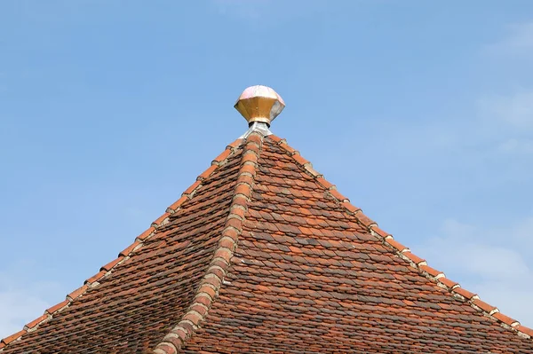 Dach Eines Alten Hauses Mit Blauem Himmel — Stockfoto