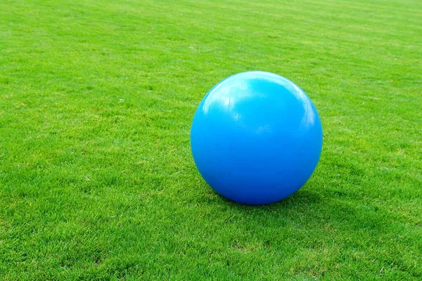 Grüner Golfball Auf Dem Rasen — Stockfoto