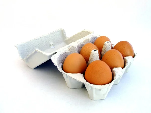 Eier Schachtel Auf Weißem Hintergrund — Stockfoto