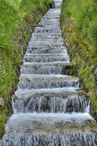 惊人的瀑布飞溅 水的流动 — 图库照片