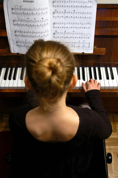 Girl Piano — Stock Photo, Image