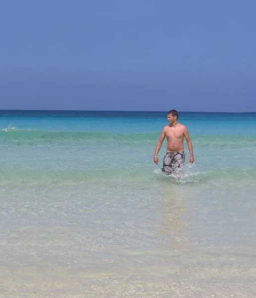 Νεαρός Άνδρας Λευκό Shirt Στην Παραλία — Φωτογραφία Αρχείου