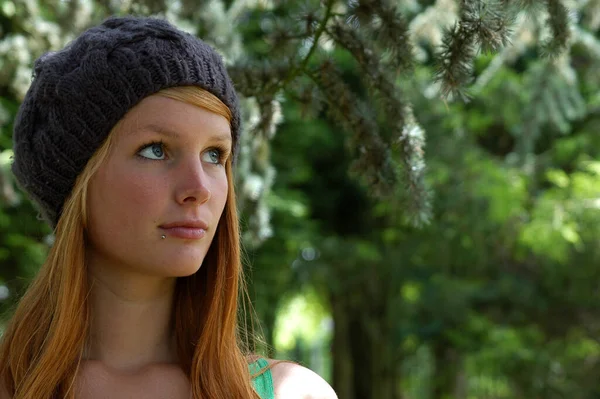 Portrait Une Belle Jeune Femme Dans Parc — Photo