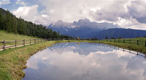 Alpok Legmagasabb Legkiterjedtebb Hegylánc Rendszer Amely Teljes Egészében Európában Található — Stock Fotó