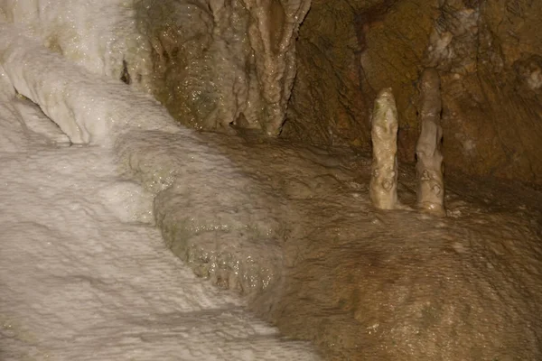 Stalakmitler Mağarada — Stok fotoğraf