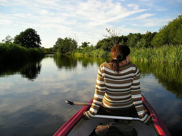 Femme Assise Sur Bateau Dans Lac — Photo