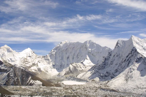 有云彩的喜马拉雅山顶世界 — 图库照片