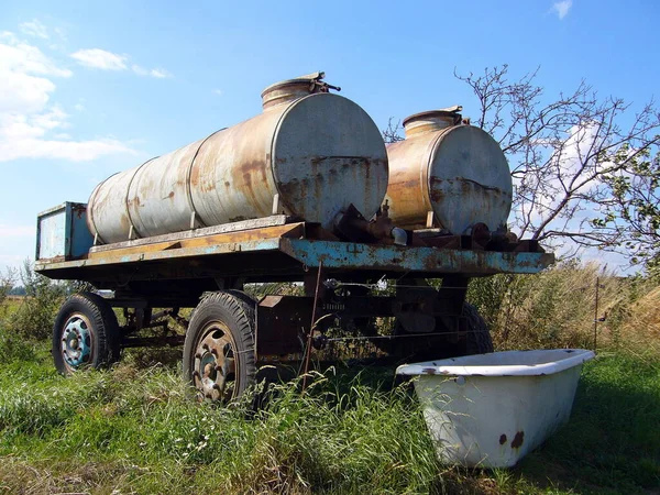 Oud Roestig Metalen Vat Grond — Stockfoto