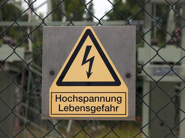 Hochspannungs Warnschild Auf Der Straße — Stockfoto