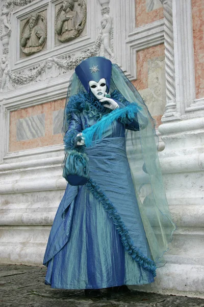 Maskeli Bir Kadın Eski Şehrin Arka Planında — Stok fotoğraf