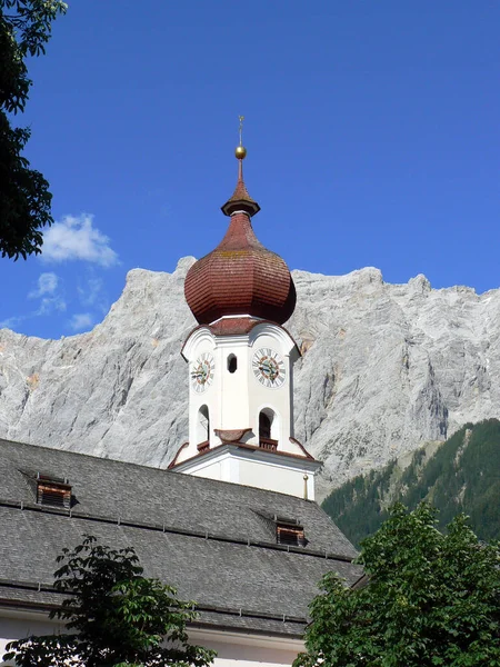 Iglesia Ehrwald Tirol Con Vistas Las Montañas Wetterstein Macizo Zugspitz — Foto de Stock