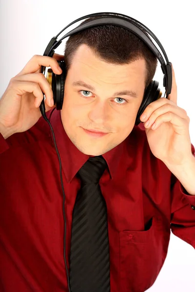 Junger Mann Rotem Hemd Mit Kopfhörer Der Musik Hört — Stockfoto