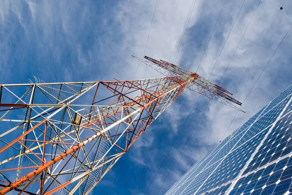 Strommast Gegen Blauen Himmel — Stockfoto