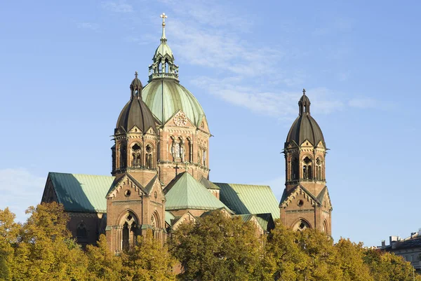 Münchens Lukaskirche Herbstmorgen — Stockfoto