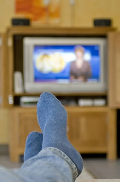 Junge Frau Sitzt Mit Fernbedienung Auf Dem Boden — Stockfoto