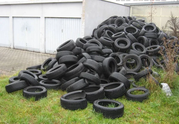바닥에 줄지어 타이어 — 스톡 사진