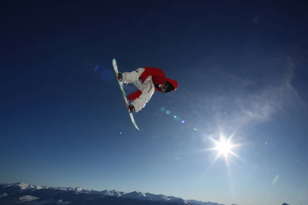 Snowboarding Sjezdovce Lyžařském Areálu — Stock fotografie