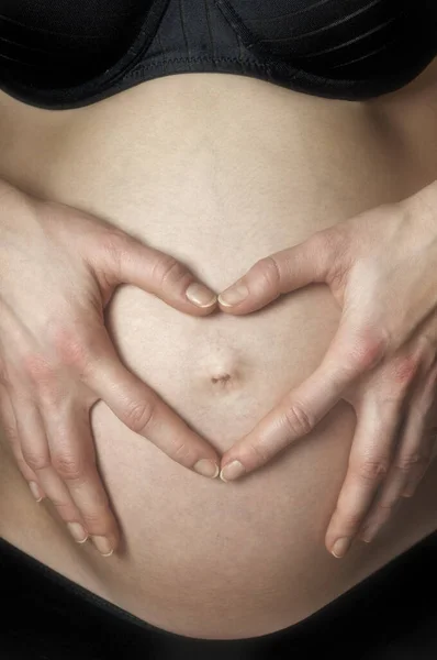 Mulher Grávida Com Coração — Fotografia de Stock