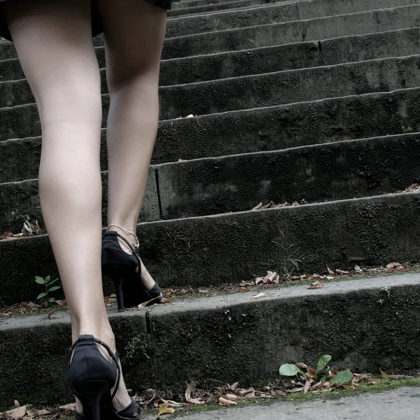 Pernas Mulher Sapatos Pretos — Fotografia de Stock