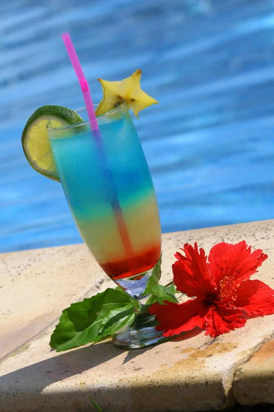 Cocktail Bij Het Buitenzwembad — Stockfoto