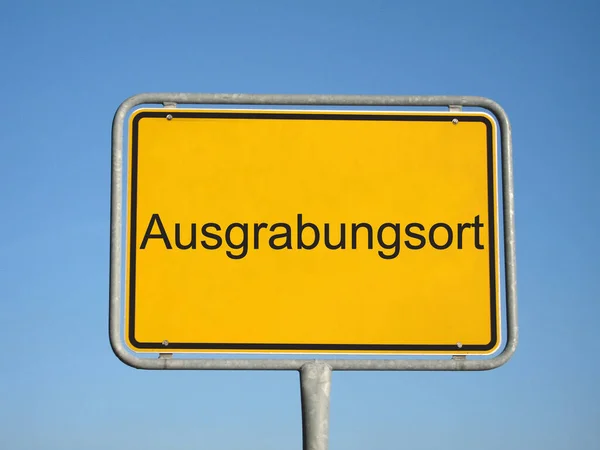 Gelbes Verkehrszeichen Auf Blauem Himmel Hintergrund — Stockfoto