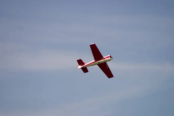 Aereo Combattimento Rosso Nel Cielo — Foto Stock