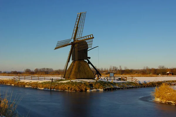 Wiatrak Holenderski Zimą — Zdjęcie stockowe