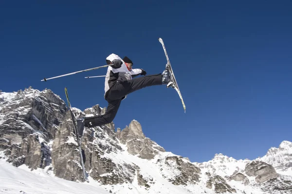 Sciatore Che Sorvola Montagne — Foto Stock