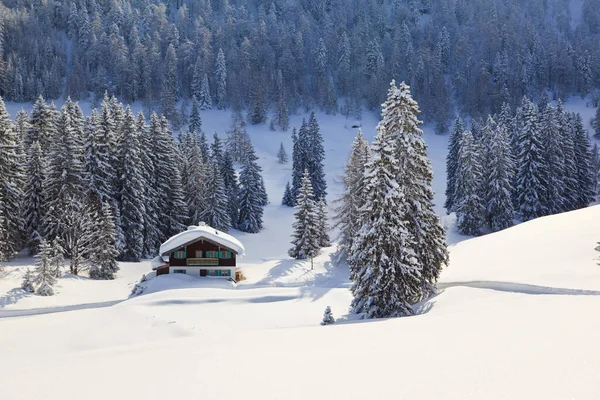 雪山小木屋 — 图库照片