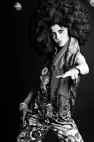 Портрет Красивої Жінки Кучерявим Волоссям Чорними Сонцезахисними Окулярами — стокове фото