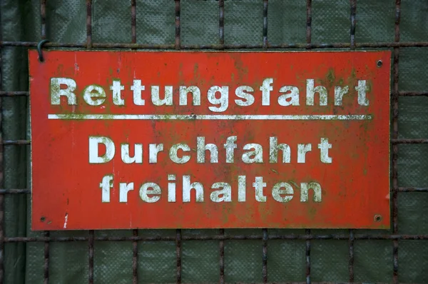 Altes Rotes Schild Auf Der Straße — Stockfoto